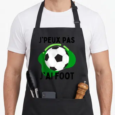 Tablier de cuisine noir avec un ballon de foot et le texte J'peux pas j'ai foot imprimé en noir et vert.