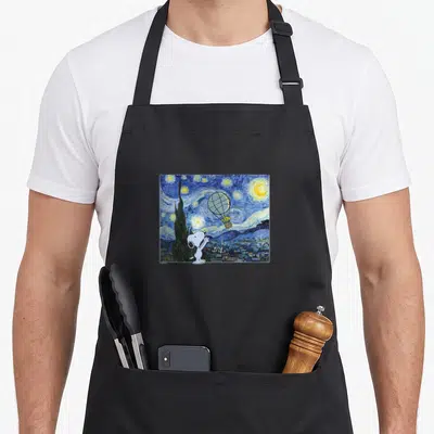 Tablier de cuisine noir avec Snoopy et un ballon montgolfier sur fond de Nuit étoilée style Van Gogh.