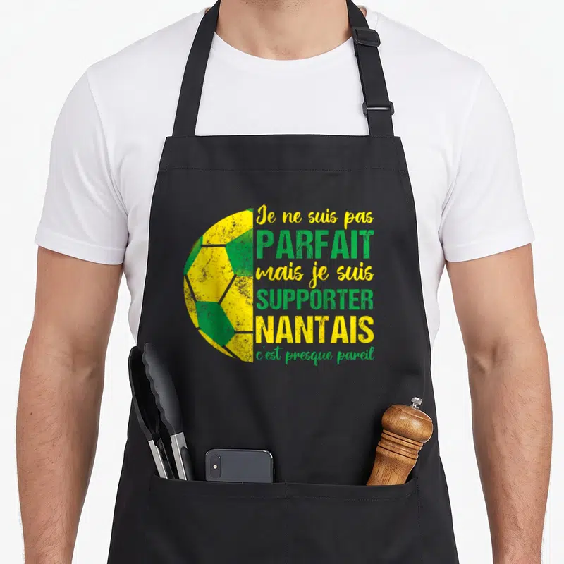 Tablier de cuisine noir avec un ballon vert et jaune et le texte Je ne suis pas parfait mais je suis supporter nantais c'est presque pareil