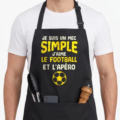 Tablier de cuisine noir avec inscription jaune et blanche sur le thème du football et des boissons avant le repas.