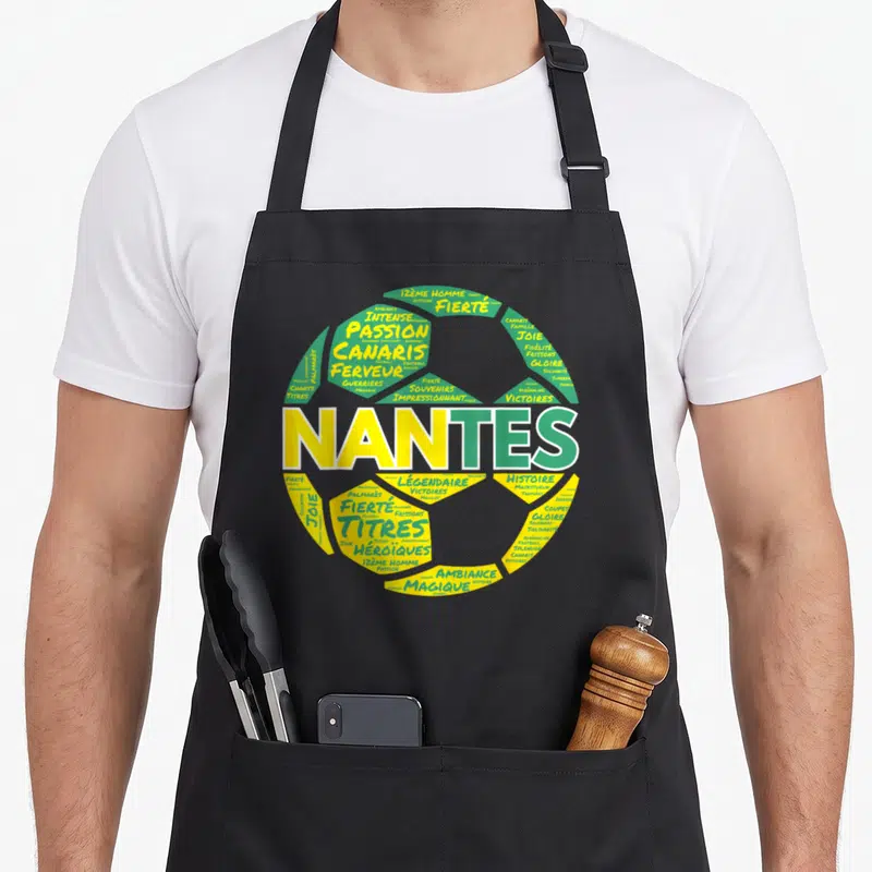 Tablier de cuisine noir avec un ballon de football stylisé composé des mots Nantes, Fierté, Passion et Canaris en vert et jaune.
