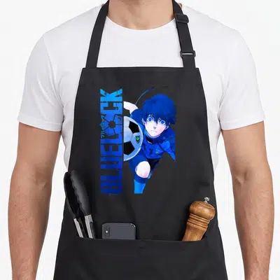 Tablier de cuisine noir avec un joueur de football aux cheveux bleus tenant un ballon de soccer aux panneaux scindés et une typographie verticale.