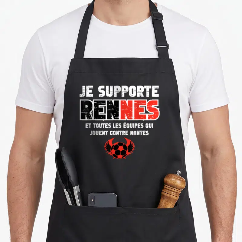 Tablier de cuisine noir avec inscription Je Supporte Rennes et logo ballon de foot ailé rouge et noir.
