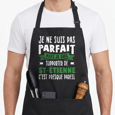 Tablier de cuisine noir avec inscription blanche et verte sur fond gris unie.