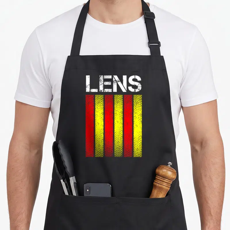 Tablier de cuisine noir avec le mot LENS en blanc au-dessus de bandes verticales rouges et jaunes texturées.