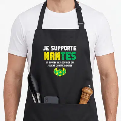 Tablier de cuisine noir avec le texte Je supporte Nantes et un ballon de foot aux couleurs vertes et jaunes.