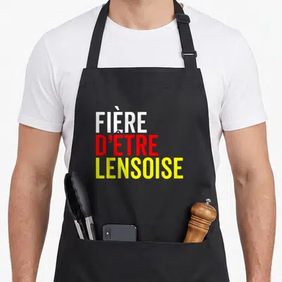 Tablier de cuisine noir avec l'inscription Fière d'être Lensoise en typographie colorée.