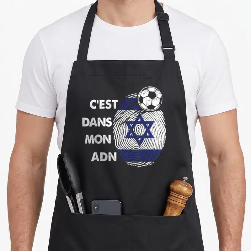 Tablier de cuisine noir avec une empreinte digitale bleue et blanche intégrant un drapeau et un ballon de foot blanc.