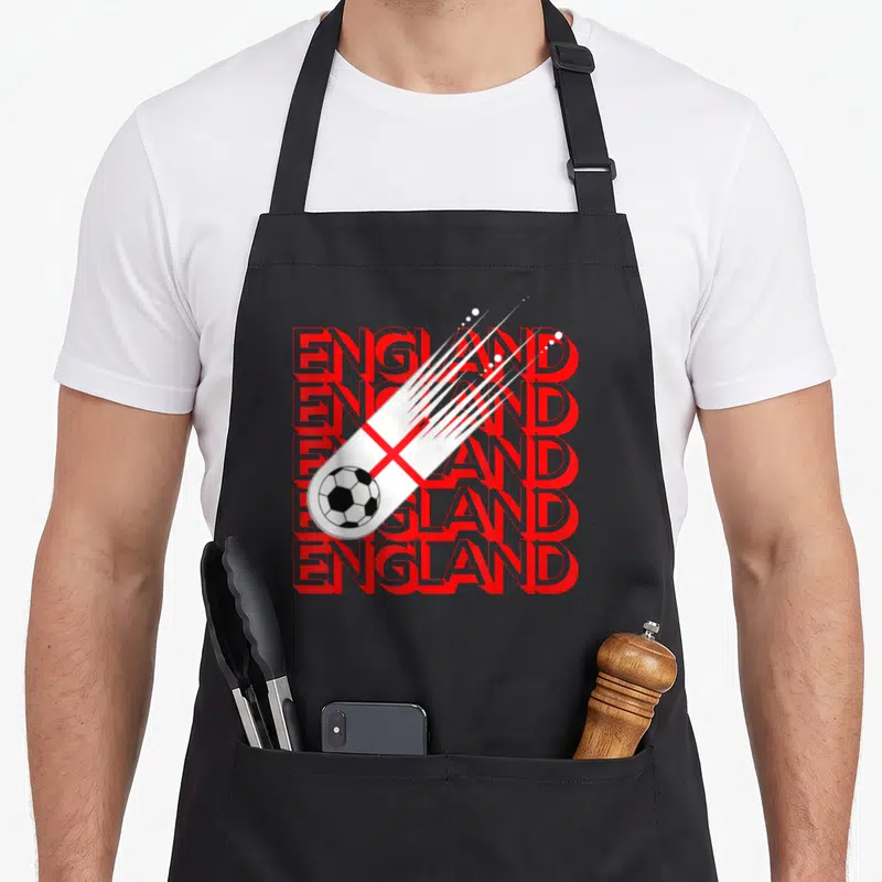 Tablier de cuisine noir avec un ballon de football et le mot England répété en lettres rouges stylisées.