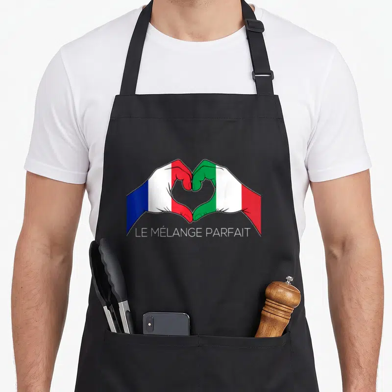 Tablier de cuisine noir avec deux mains formant un cœur aux couleurs des drapeaux français et italien, le mélange parfait