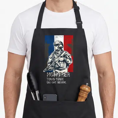 Tablier de cuisine noir avec illustration soldat et drapeau français en arrière-plan.