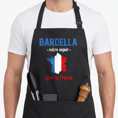 Tablier de cuisine noir avec carte de France tricolore et texte Bardella notre espoir pour la France imprimé en couleur.