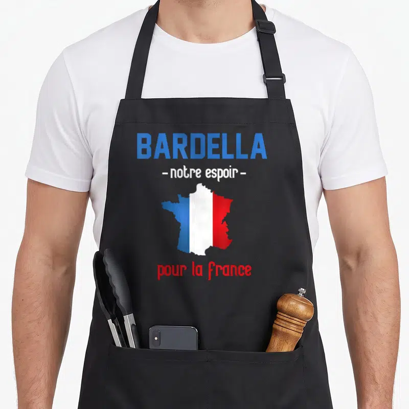 Tablier de cuisine noir avec carte de France tricolore et texte Bardella notre espoir pour la France imprimé en couleur.