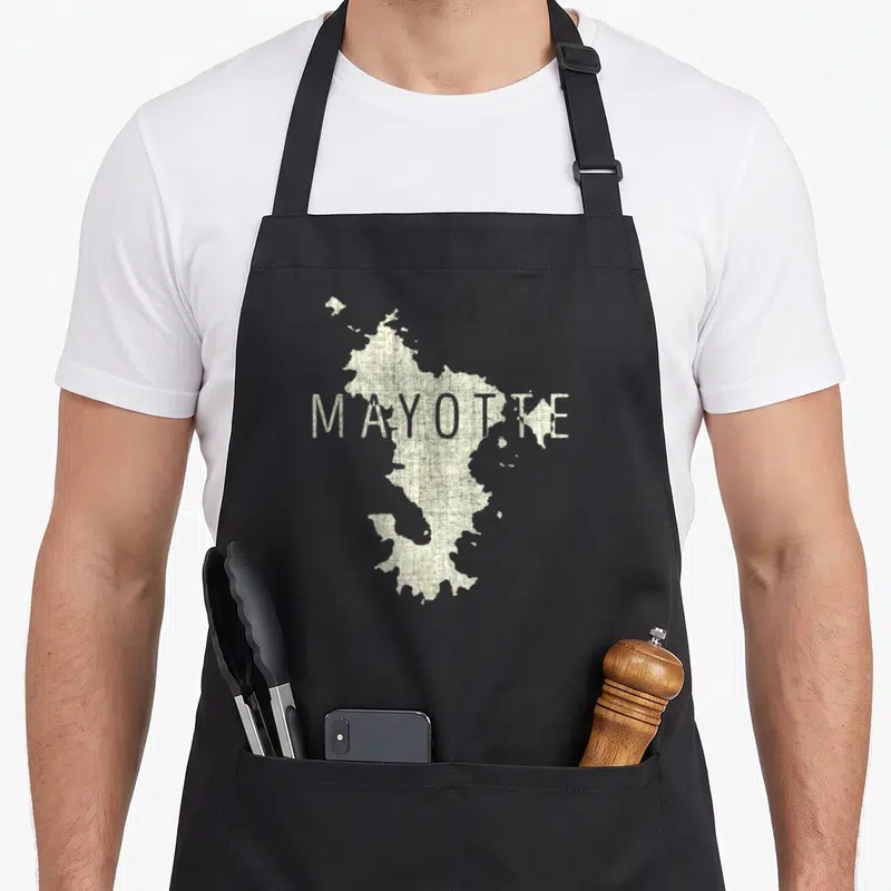 Tablier de cuisine noir avec une carte de Mayotte et le texte MAYOTTE en lettres capitales texturées.