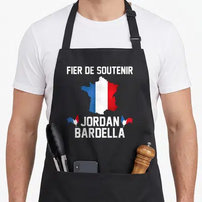 Tablier de cuisine noir avec une carte de France tricolore et le nom Jordan Bardella encadré par deux coqs.