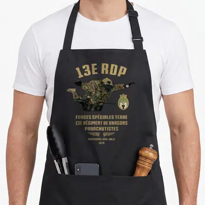Tablier de cuisine noir avec illustration d'un parachutiste RDP et inscriptions dorées 13e RDP Forces Spéciales Terre.