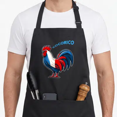 Tablier de cuisine noir avec un coq aux couleurs du drapeau français et le mot cocorico en bleu.