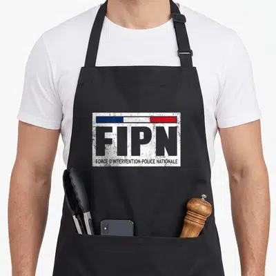 Tablier de cuisine noir avec un motif rectangulaire blanc portant les lettres FIPN et une bande bleue blanche rouge.