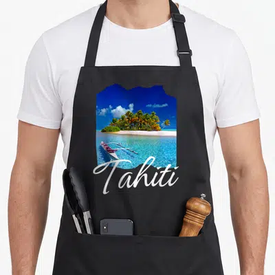 Tablier de cuisine noir avec une illustration colorée d'une île tropicale et le mot Tahiti en lettres blanches élégantes.