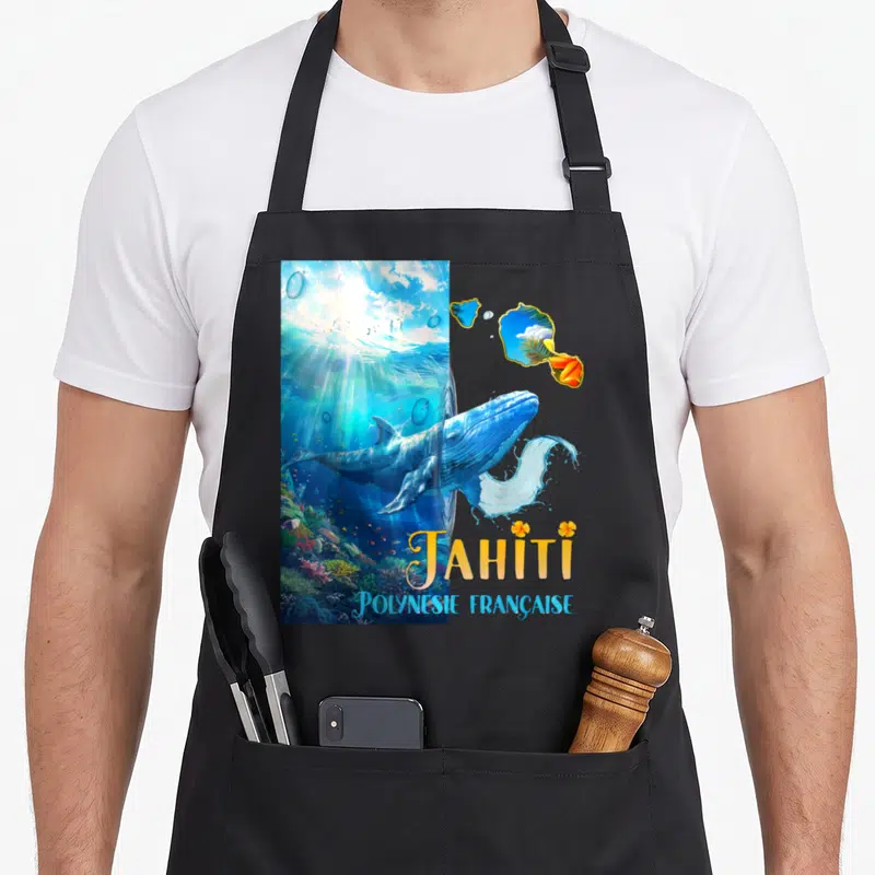 Tablier de cuisine noir avec illustration d'une baleine bleue, de l'eau, des fleurs d'hibiscus et le texte TAHITI POLYNESIE FRANCAISE.