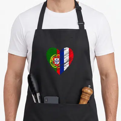 Tablier de cuisine noir avec un cœur dessin au trait combinant les drapeaux français et portugais.