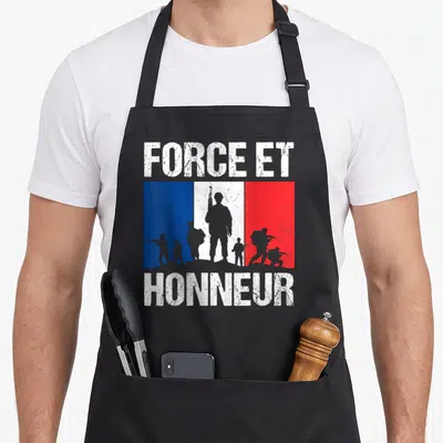 Tablier de cuisine noir avec inscription Force et Honneur et silhouettes militaires sur drapeau français texturé.