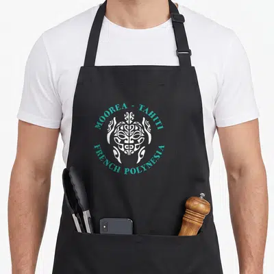 Tablier de cuisine noir avec une tortue de mer tribale blanche et du texte turquoise Moorea Tahiti French Polynesia.