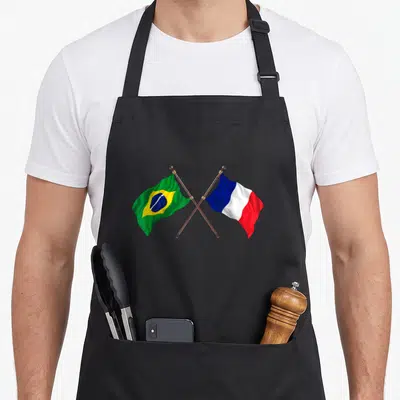 Tablier de cuisine noir avec drapeaux français et brésilien croisés sur hampe en bois.