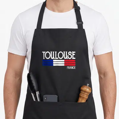 Tablier de cuisine noir avec inscription Toulouse et bandes bleue blanche rouge évoquant le drapeau national.