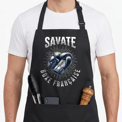 Tablier de cuisine noir avec illustration de gants de boxe française et le mot savate en typographie vintage blanche.