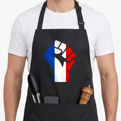 Tablier de cuisine noir avec poing levé aux couleurs du drapeau français et texte Racines Pouvoir Fierté Française