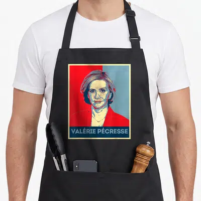 Tablier de cuisine noir avec portrait graphique de Valérie Pécresse en rouge et bleu et texte électorale en bas.