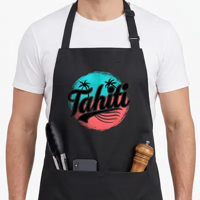 Tablier de cuisine noir avec logo tahiti en lettres noires sur cercle turquoise et rose flanqué de deux palmiers.