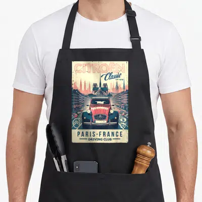 Tablier de cuisine noir avec illustration vintage d'une Citroën 2CV rouge face à Notre-Dame de Paris sous le texte Citroën Classic Paris France.