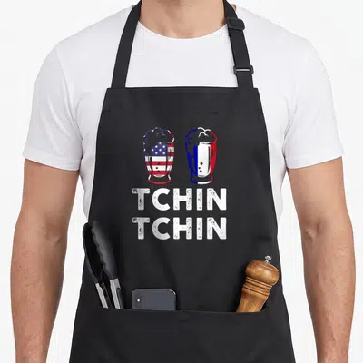 Tablier de cuisine noir avec deux verres de bière aux drapeaux américain et français et le texte Tchin Tchin en blanc.