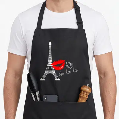 Tablier de cuisine noir avec Tour Eiffel blanche, lèvres rouges et texte oh la la.