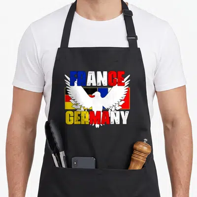 Tablier de cuisine noir avec aigle blanc et textes France Germany aux couleurs des drapeaux nationaux.