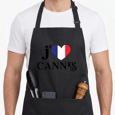 Tablier de cuisine noir avec inscription J adore Cannes et un cœur au drapeau français.