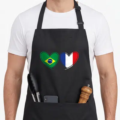 Tablier de cuisine noir avec deux cœurs aux couleurs des drapeaux Brésil et France.