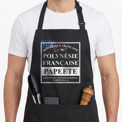 Tablier de cuisine noir avec une impression imitant un visa pour la Polynésie Française et l'aéroport de Papeete.