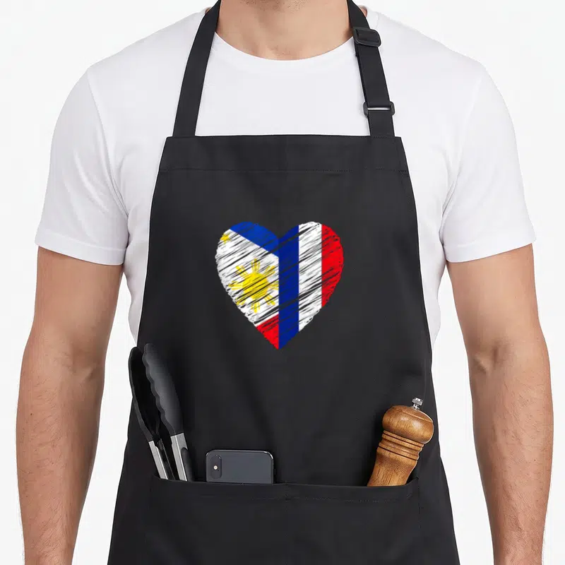 Tablier de cuisine noir avec un cœur dessin au trait combinant les drapeaux français et philippin.
