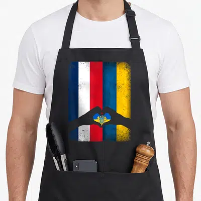 Tablier de cuisine noir avec drapeaux français et ukrainien et mains formant un cœur au centre.