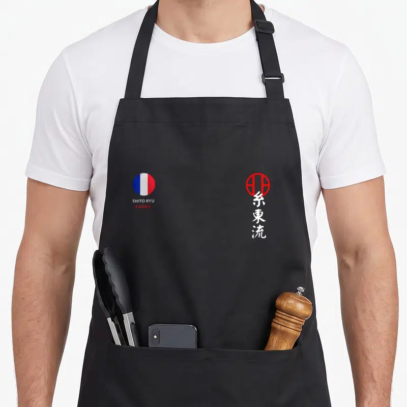 Tablier de cuisine noir avec logo drapeau français et caractères japonais Shito Ryu en rouge et blanc.