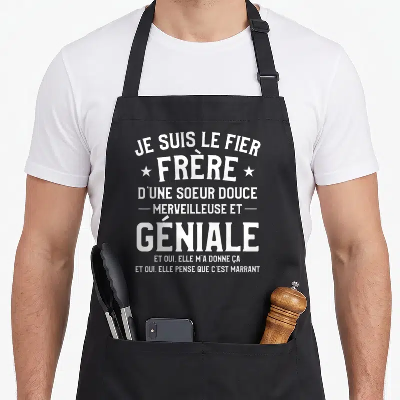 Tablier de cuisine noir avec inscription blanche Je suis le fier frère d'une soeur douce et géniale.