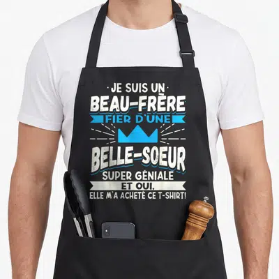 Tablier de cuisine noir avec inscription Je suis un beau-frère fier d'une belle-sœur super géniale et oui elle m'a acheté ce tablier en typographie blanche et bleue.