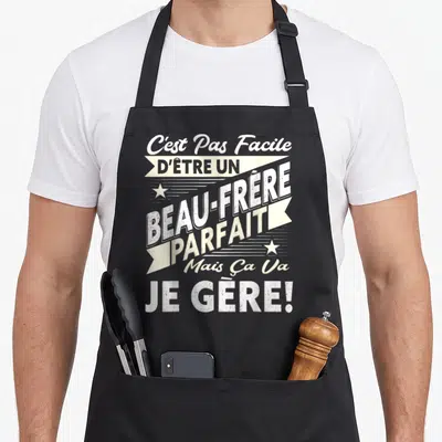 Tablier de cuisine noir avec typographie blanche et crème disant c'est pas facile d'être un beau-frère parfait je gère.