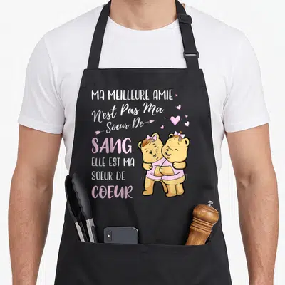 Tablier de cuisine noir avec inscription sur le lien amical et deux ours roses s'enlacent tendrement.