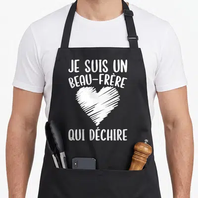 Tablier de cuisine noir avec inscription blanche Je suis un beau-frère qui déchire surplombant un cœur esquissé.