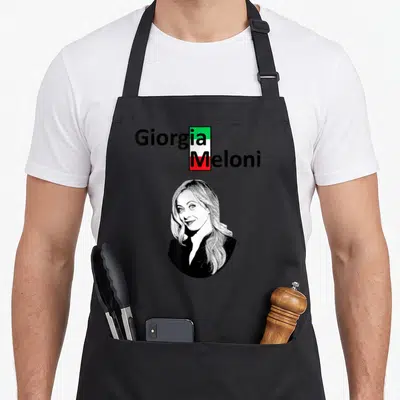Tablier de cuisine noir avec portrait de Giorgia Meloni et texte intégrant le drapeau italien.