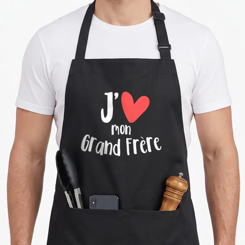 Tablier de cuisine noir avec inscription blanche J'aime mon Grand Frère et un cœur rouge stylisé au centre.
